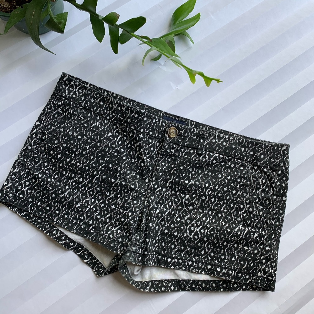 AE patterned stretch shorts